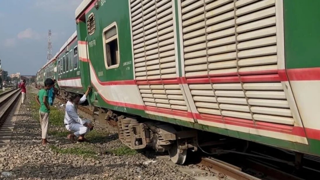 গাজীপুরে মোহনগঞ্জ এক্সপ্রেসের বগি লাইনচ্যুত, বন্ধ ঢাকা-ময়মনসিংহ রুট